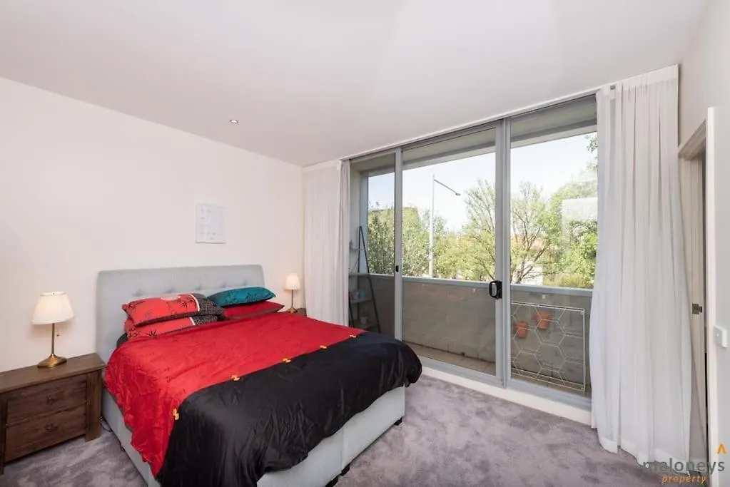 Spacious Sun-Drenched Apartment, Centrally Located Canberra 0*,  Australië